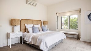 4 bedrooms, iron/ironing board, travel crib, free WiFi - Maori in Rye walk to the beach and shops in minutes (Rye)