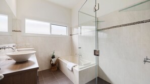 Douche, sèche-cheveux, serviettes fournies