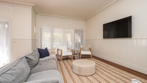 Smart TV - Maori in Rye walk to the beach and shops in minutes (Rye)