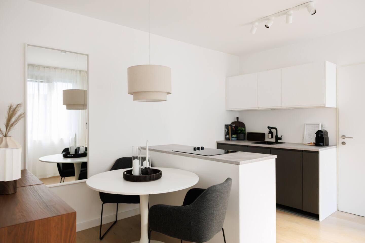Coffee/tea maker, fridge, oven, stovetop