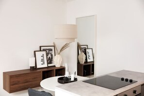 Jääkaappi, uuni, liesi, astianpesukone