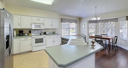 Villa Located Within Walking Distance of Spanish Springs And Shopping Amenities.