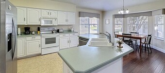 Villa Located Within Walking Distance of Spanish Springs And Shopping Amenities.