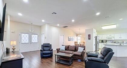 Villa with Golf Cart-Walking Distance of Spanish Springs And Shopping Amenities.