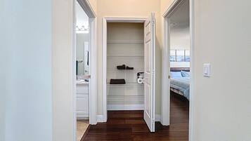 3 chambres, coffres-forts dans les chambres, bureau