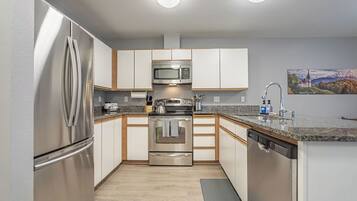 Kühlschrank, Mikrowelle, Ofen, Herdplatte