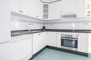 Kühlschrank, Mikrowelle, Ofen, Geschirrspüler