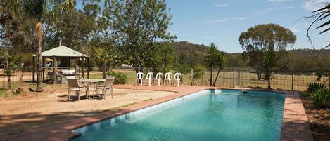 Piscina a l'aire lliure de temporada (horari: 07:00-20:30) i para-sols