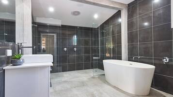 Luxury Studio Suite, Hill View | Bathroom