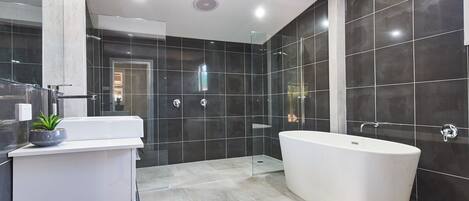 Suite estudio de lujo, vista a la colina | Baño | Tina y regadera independientes, toallas, jabón, papel de baño