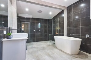 奢华开间套房, 山景 | 浴室 | 独立的浴缸和淋浴、毛巾、肥皂、卫生纸