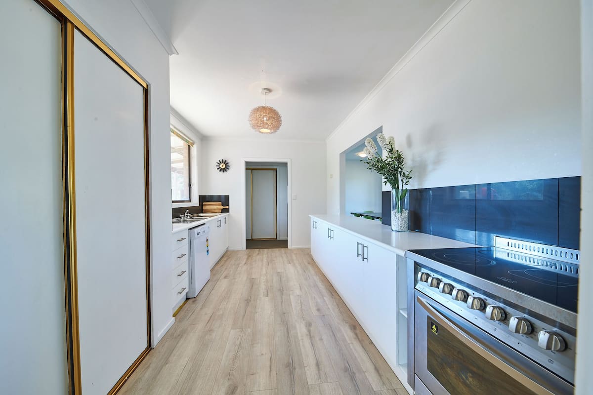 Maison Familiale, patio, vue colline | Cuisine privée | Grand réfrigérateur, micro-ondes, four, plaque de cuisson