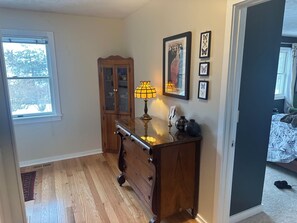 4 habitaciones, escritorio, tabla de planchar con plancha y wifi