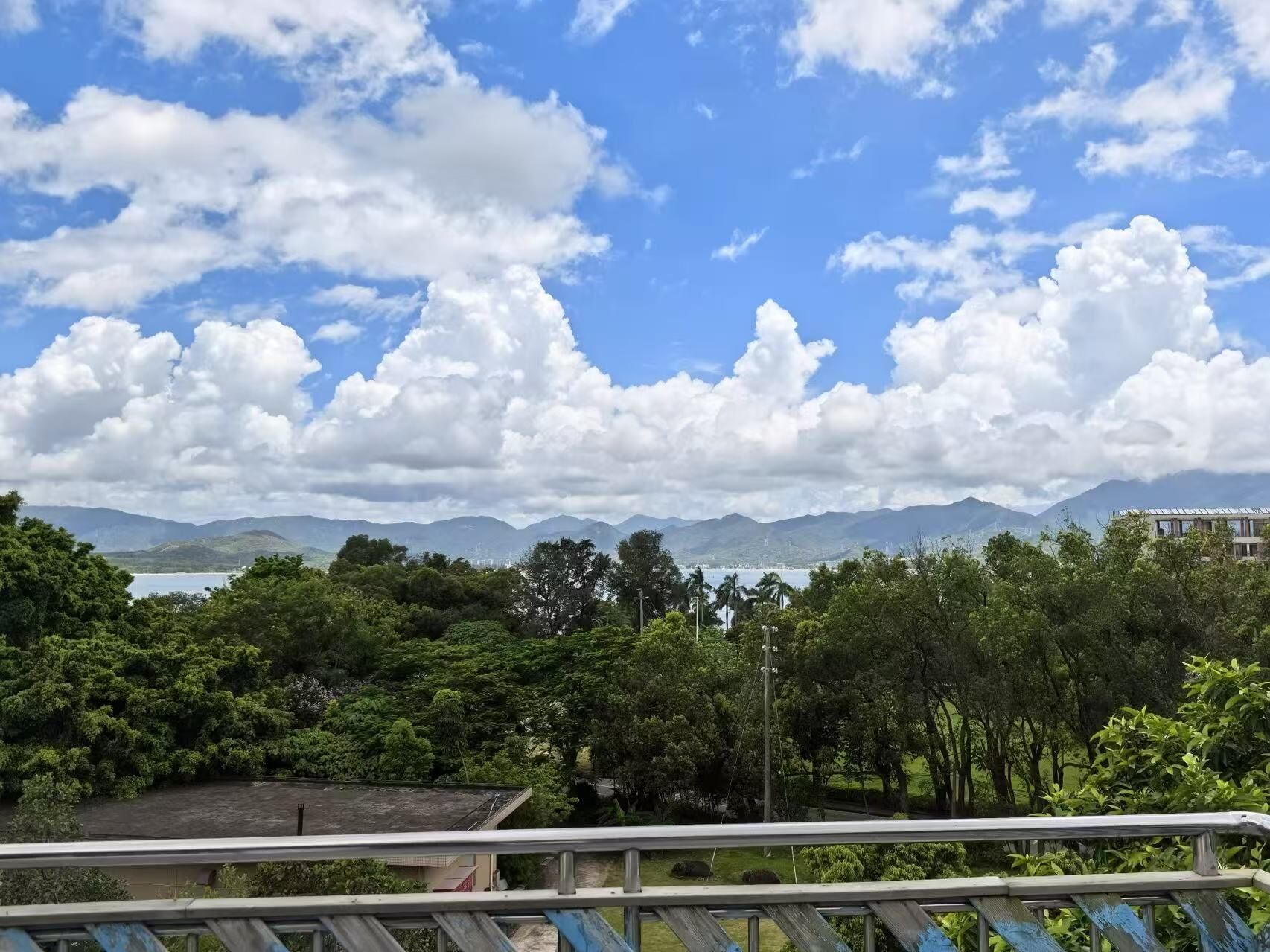 Vista de un paisaje montañoso con cielo despejado y algunas nubes.