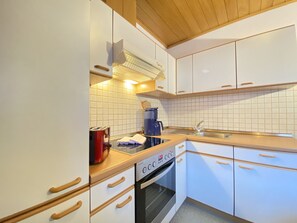 Réfrigérateur, batterie de cuisine, vaisselle et ustensiles