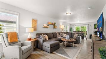 Una Smart TV, una mesa de tenis de mesa