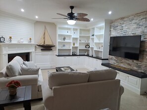 Smart TV - Luxurious house, with exclusive details. Living Room, Kitchen, Dining Room, Study Room (San Lucas Sacatepéquez)
