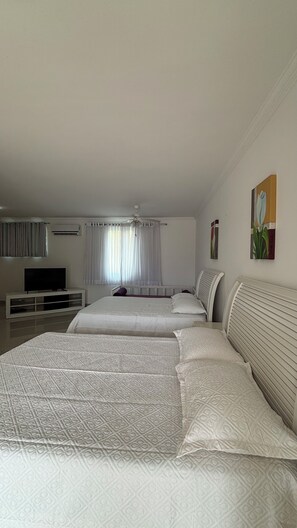 4 bedrooms, WiFi - House on the beach in Pernambuco - Guarujá Very spacious! 6 minutes walk from the beach! (Balneario Praia do Pernambuco Guarujá)