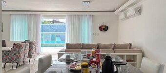 Casa na praia de Pernambuco - Guarujá
Muito espaçosa ! À 6 min a pé da praia!