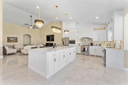 Modern Oasis Golden Elegance Disney Lego Land Area 5 bedrooms big lot