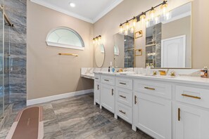 Regadera, secadora de cabello, bidet, toallas
