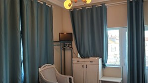 A bedroom with a bed, a desk, a chair, and a wardrobe. - Hibe Dede Hotel Cappadocia (Nevşehir)