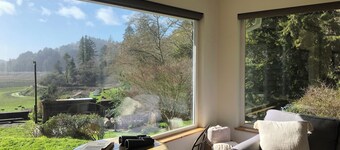 Cozy Redwood Escape, Fire pit, Ocean Views and 5-10 minutes from old growth redwood hiking trails.