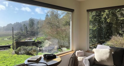 Cozy Redwood Escape, Fire pit, Ocean Views and 5-10 minutes from old growth redwood hiking trails.