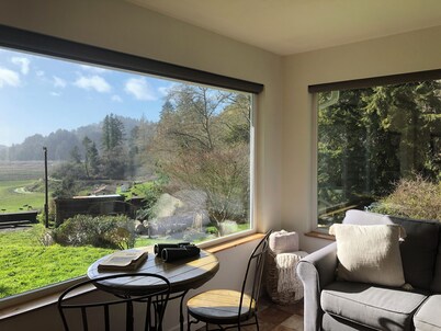 Cozy Redwood Escape, Fire pit, Ocean Views and 5-10 minutes from old growth redwood hiking trails.