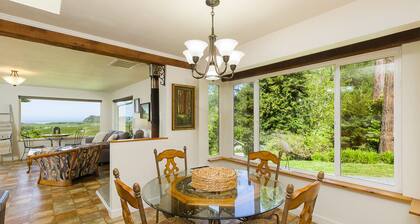 Cozy Redwood Escape, Fire pit, Ocean Views and 5-10 minutes from old growth redwood hiking trails.