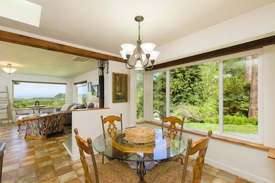 Cozy Redwood Escape, Fire pit, Ocean Views and 5-10 minutes from old growth redwood hiking trails.