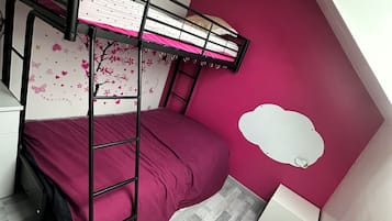 5 bedrooms, iron/ironing board, bed sheets
