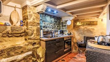 Een koelkast, een microgolfoven, een oven, een vaatwasser