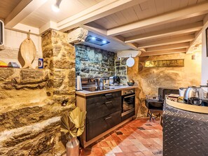 Jääkaappi, mikroaaltouuni, uuni, astianpesukone