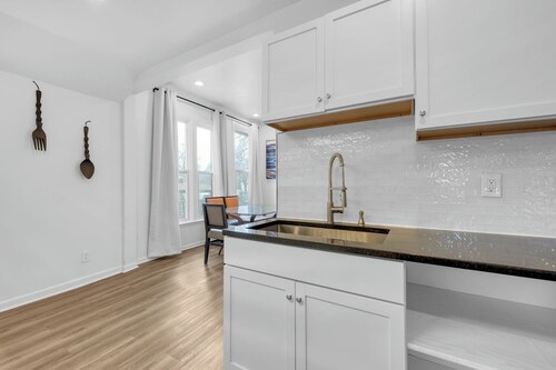 Detroit 3BR in Mexicantown | Sleeps 7 + WiFi