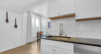 Detroit 3BR in Mexicantown | Sleeps 7 + WiFi