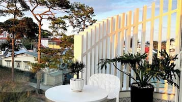 Desk, blackout curtains, soundproofing, free WiFi