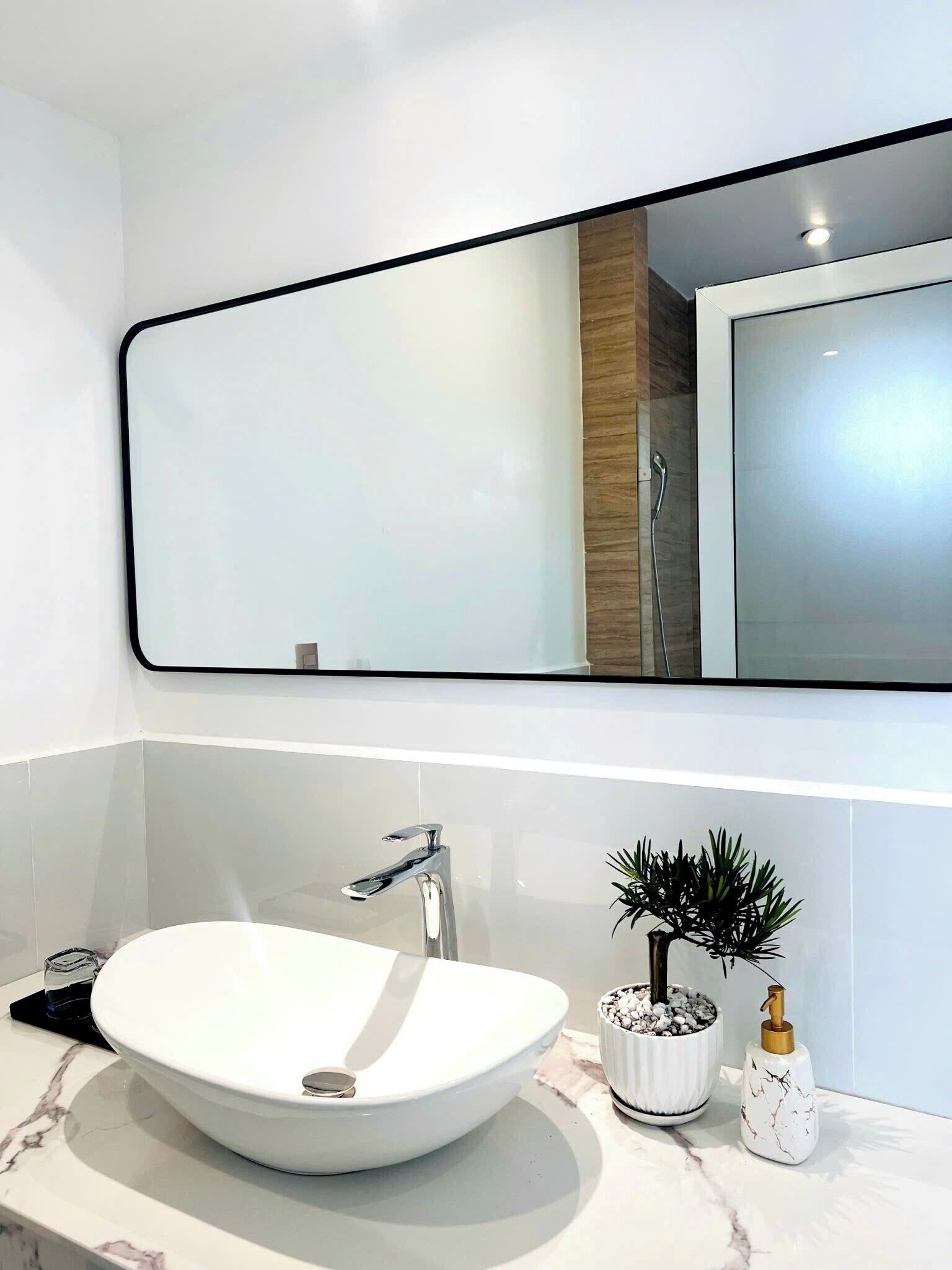 Shower, free toiletries, hair dryer, slippers