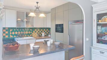 Réfrigérateur, micro-ondes, four, lave-vaisselle