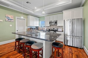 Fridge, microwave, oven, dishwasher - Charming Beachside Retreat: Steps from the Sand and Surf (Galveston)