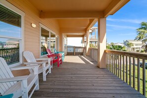Property grounds - Charming Beachside Retreat: Steps from the Sand and Surf (Galveston)