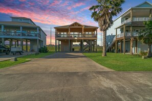 Property grounds - Charming Beachside Retreat: Steps from the Sand and Surf (Galveston)