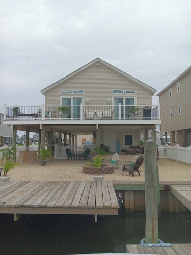 3-bedroom house in charming Tuckerton with AC, WiFi.