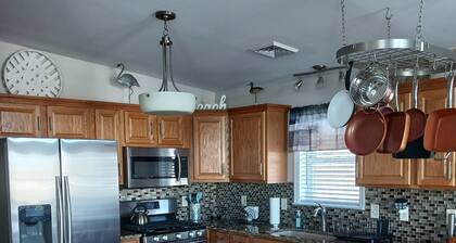 3-bedroom house in charming Tuckerton with AC, WiFi.