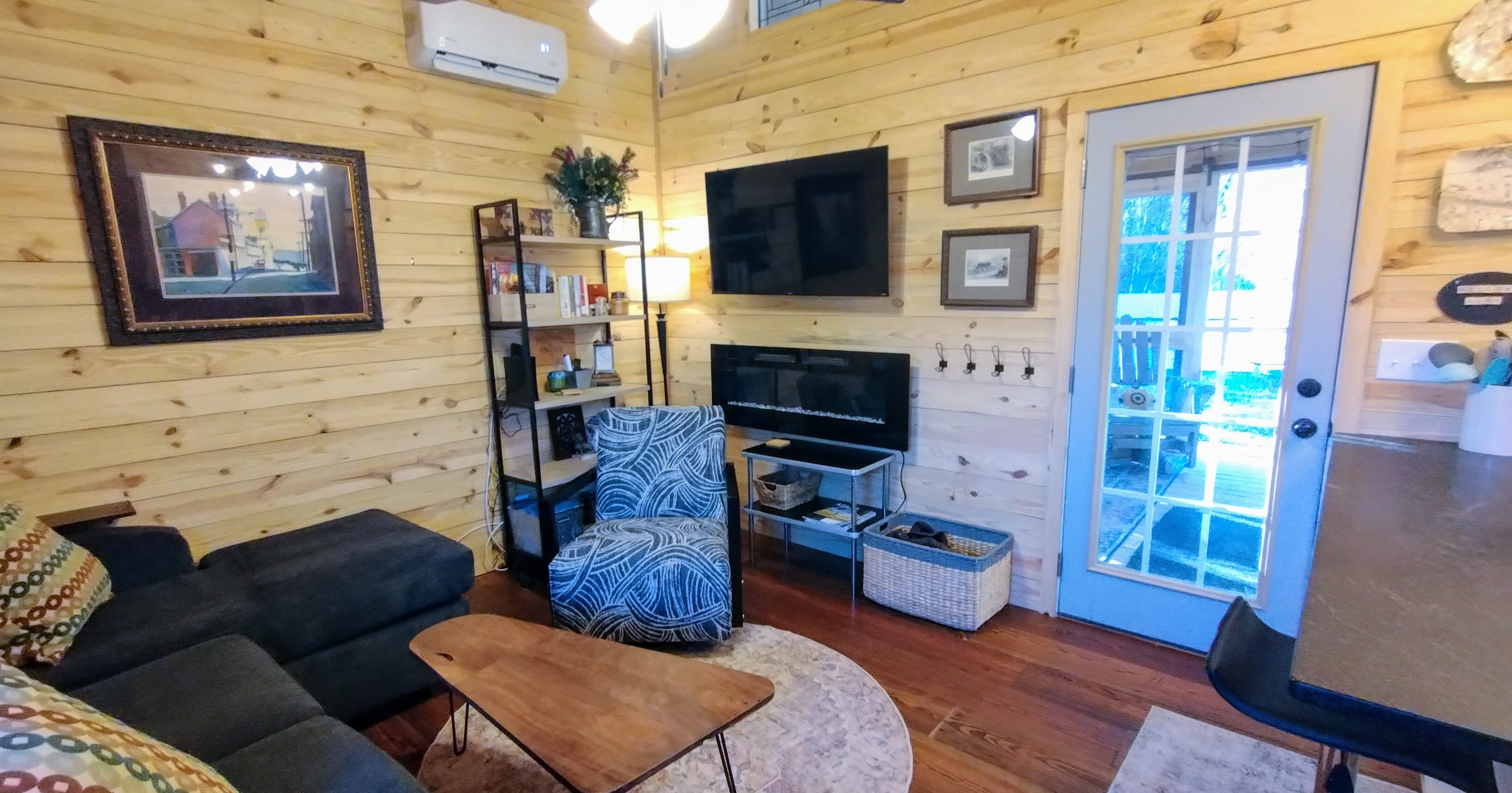 智能电视、壁炉、书