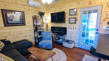 智能電視、壁爐、書籍