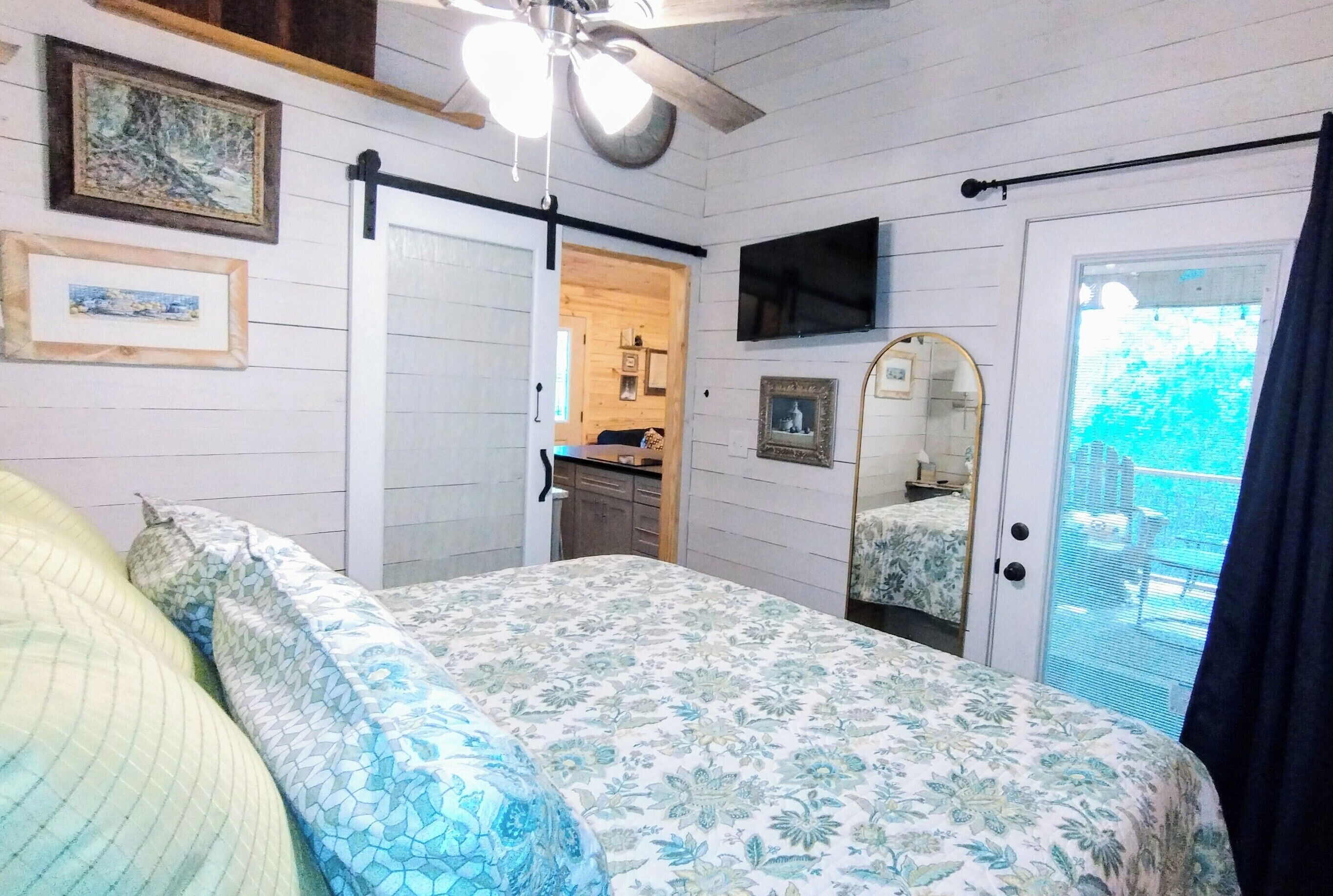 2 bedrooms, desk, iron/ironing board, travel crib