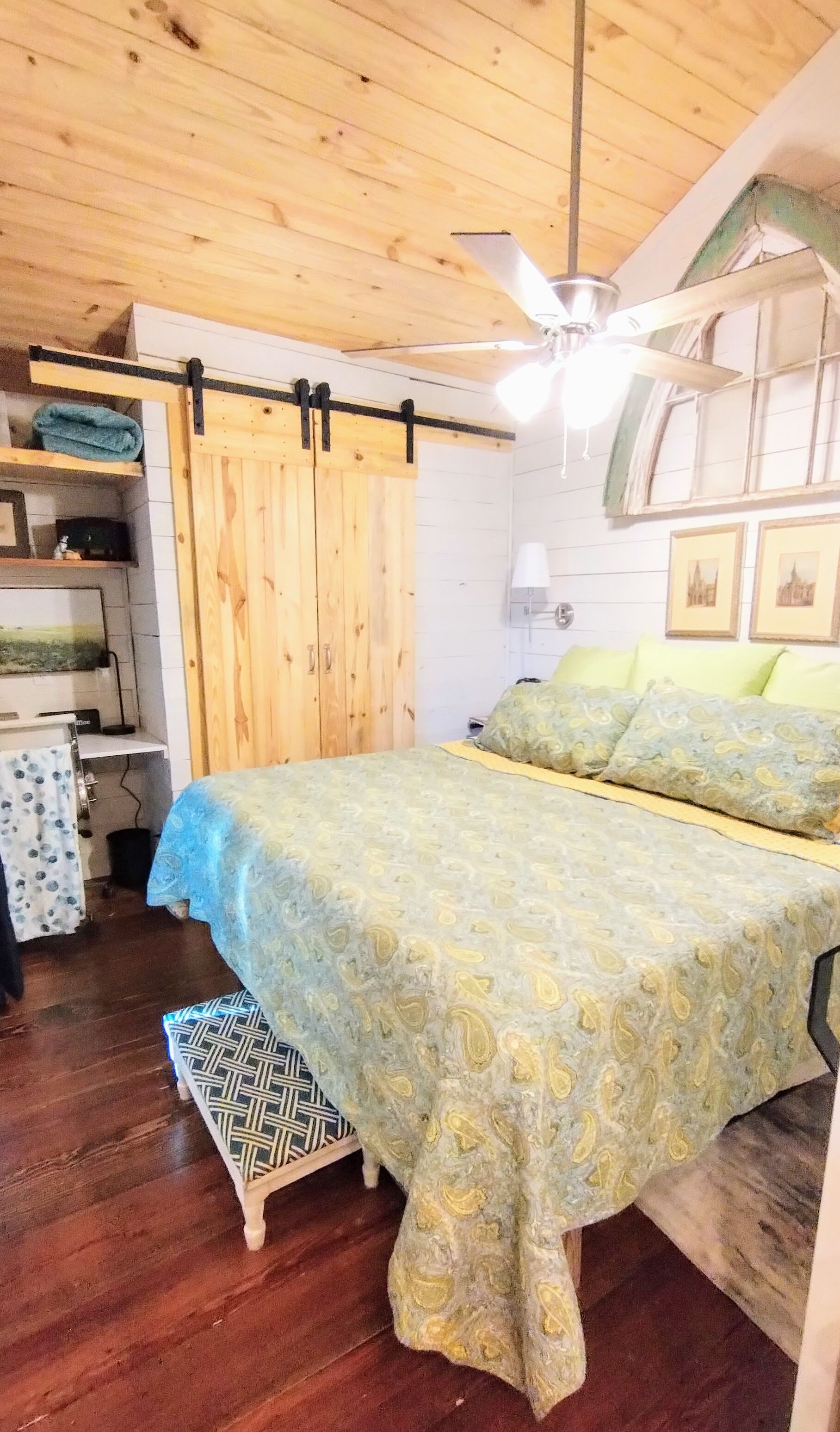 2 bedrooms, desk, iron/ironing board, travel cot