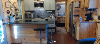 Charming NEW 2 BR Cottage, WiFi & Pet Friendly in Convenient Steele