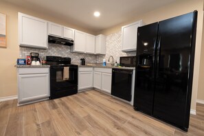 Kylskåp, mikrovågsugn, ugn och spishäll